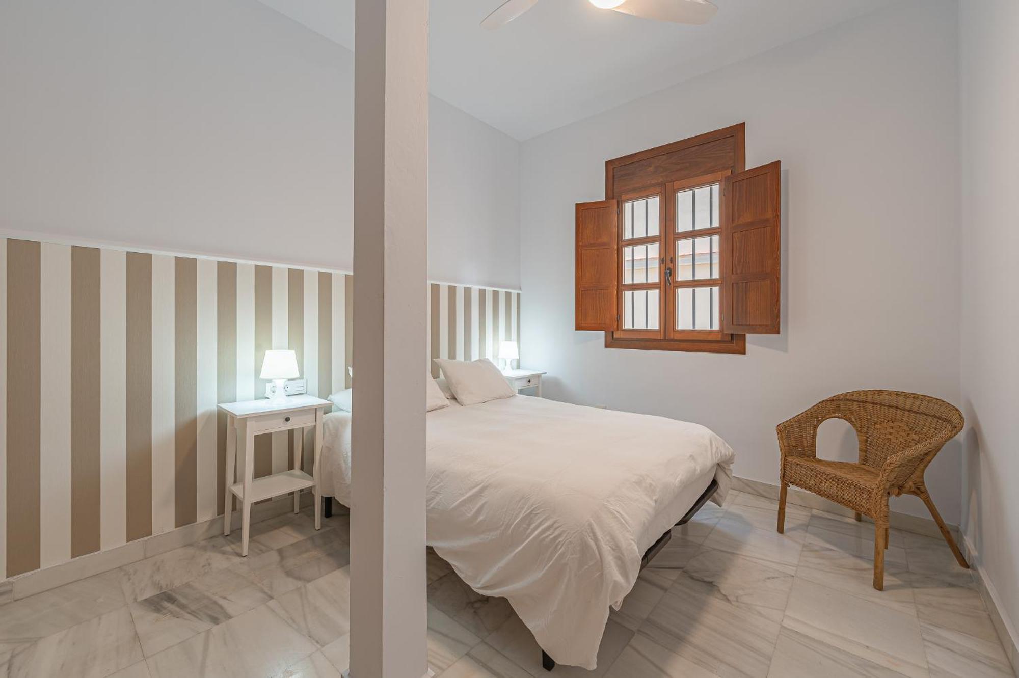 Dona Elvira Carreteria Apartment Малага Екстериор снимка