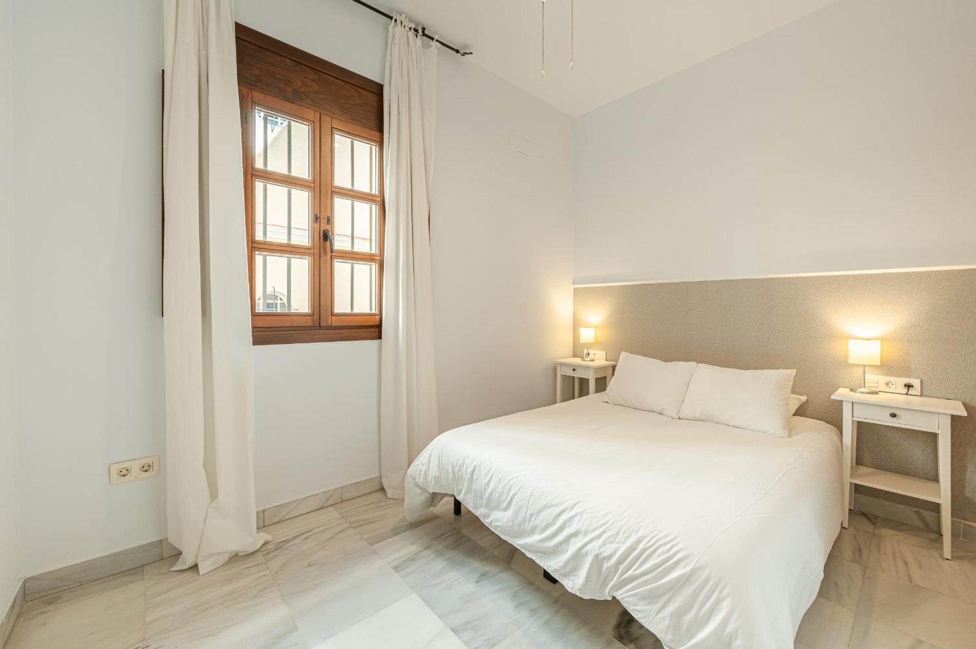 Dona Elvira Carreteria Apartment Малага Екстериор снимка
