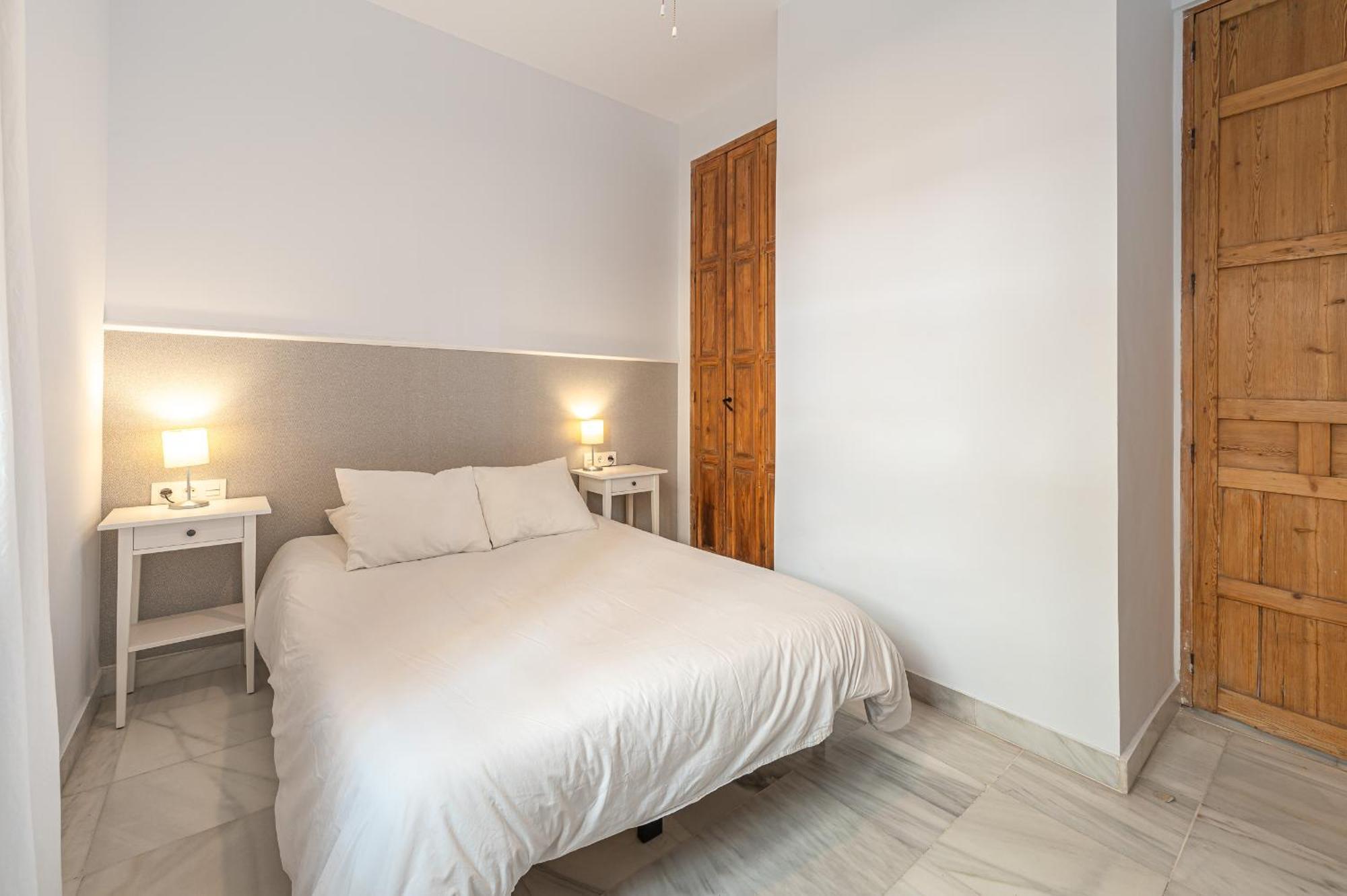 Dona Elvira Carreteria Apartment Малага Екстериор снимка