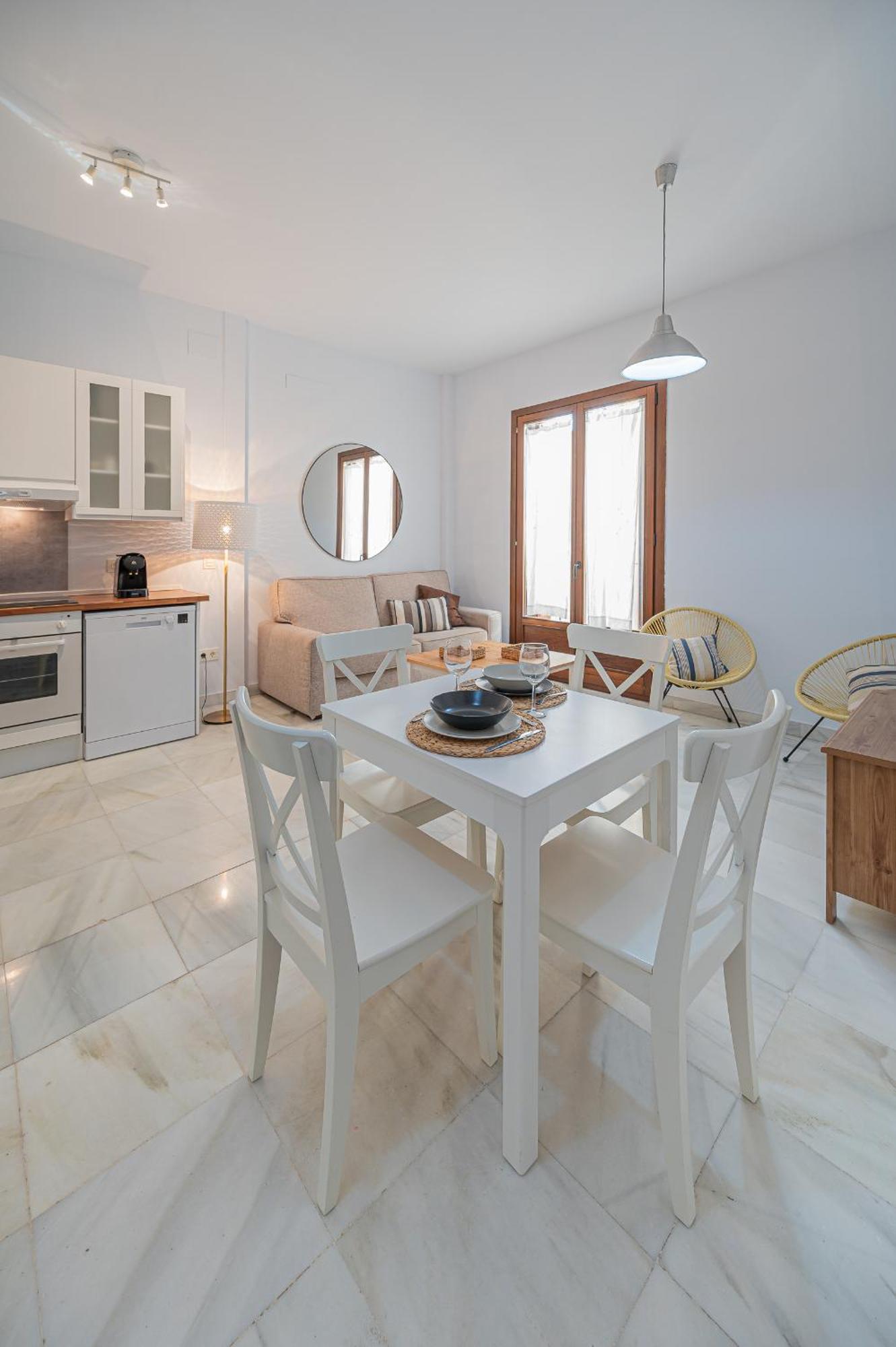 Dona Elvira Carreteria Apartment Малага Екстериор снимка
