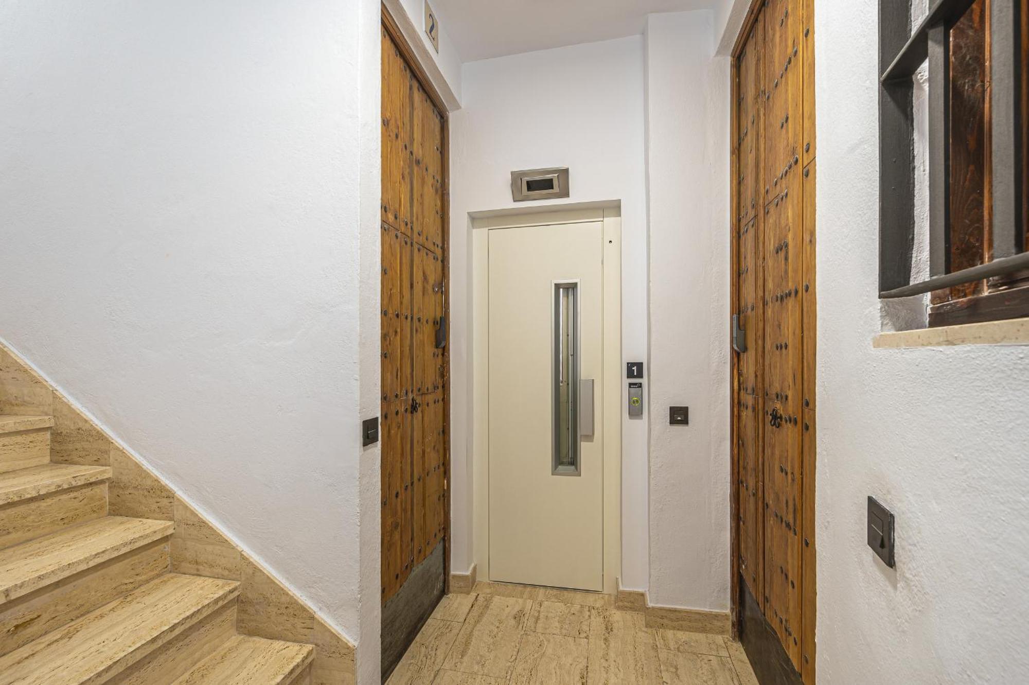 Dona Elvira Carreteria Apartment Малага Екстериор снимка